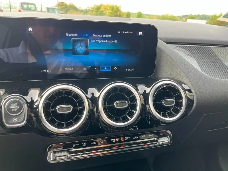 Tableau de bord noir de Mercedes GLA 200 AMG Line 2022 avec écran tactile et aérateurs ronds chromés.