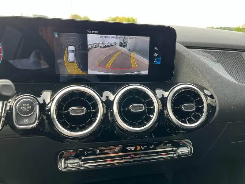 Détail intérieur du tableau de bord du Mercedes GLA 200 AMG Line 2022, avec écran tactile affichant la caméra de recul.
