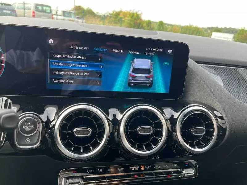 Écran tactile du tableau de bord du Mercedes GLA blanc polaire 2022 affichant l'assistance à la conduite.