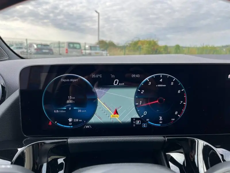 Tableau de bord numérique du Mercedes GLA 200 AMG Line 2022 avec affichage navigation et compte-tours.