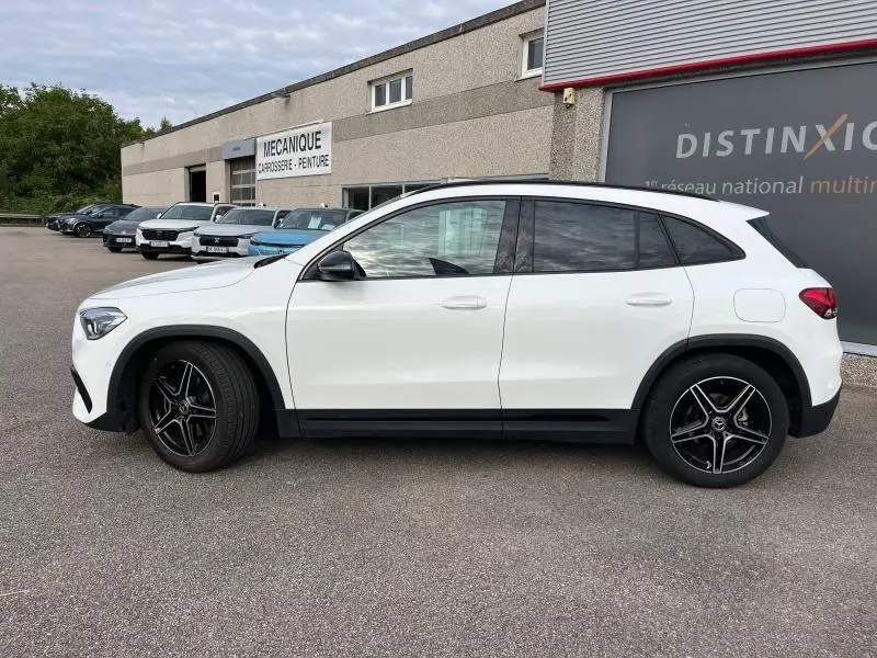 Mercedes GLA 200 AMG Line blanc polaire vu de profil côté gauche avec jantes alliage noires et toit noir.