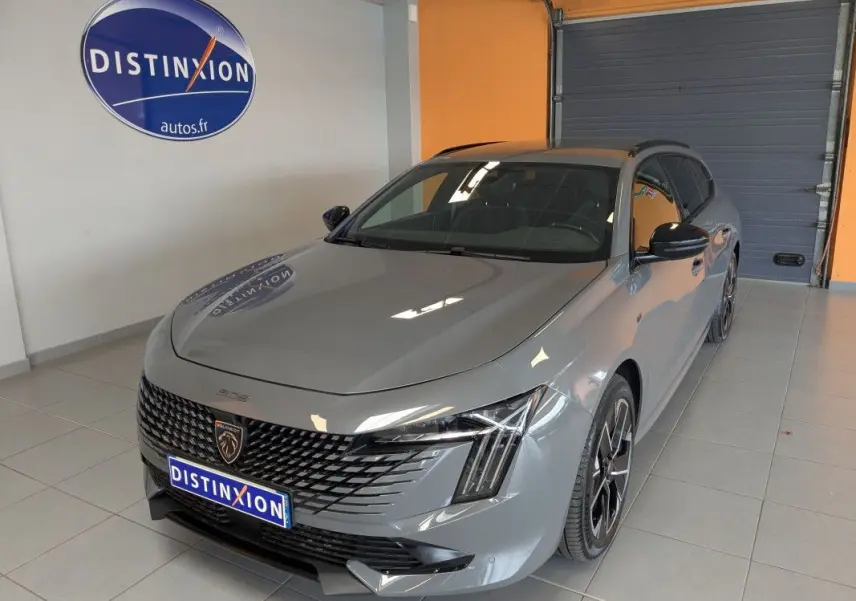 Peugeot 508 SW gris selenium vue 3/4 avant droit, avec calandre distinctive et jantes aluminium 18 pouces.