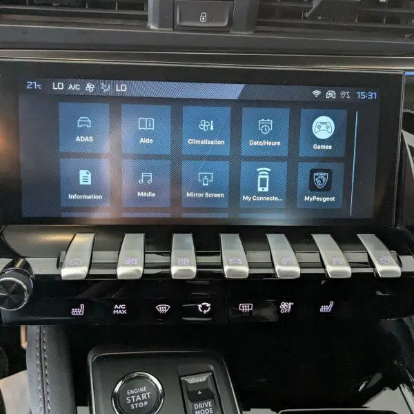 Vue rapprochée de l'écran tactile central et des commandes piano du tableau de bord du Peugeot 508 SW gris Selenium 2024.