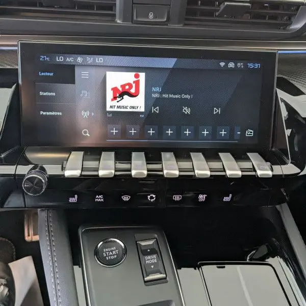 Vue rapprochée de la console centrale du Peugeot 508 SW gris Selenium 2024, avec écran tactile et commandes piano.