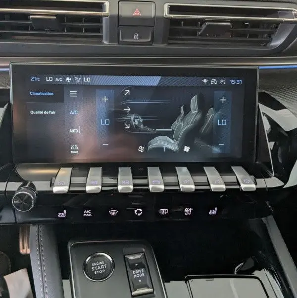 Vue rapprochée de la console centrale noire du Peugeot 508 SW 2024, écran tactile affichant la climatisation et commandes tactiles.