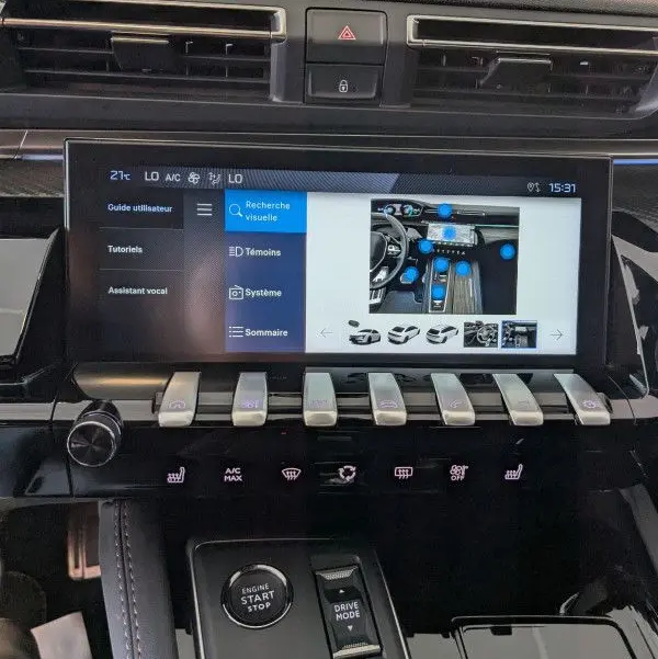 Vue rapprochée de la console centrale du Peugeot 508 SW gris, avec écran tactile et commandes piano clés visibles.