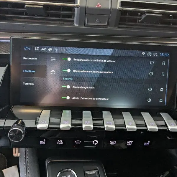 Tableau de bord du Peugeot 508 SW gris Selenium 2024, avec écran tactile affichant les aides à la conduite et commandes piano.