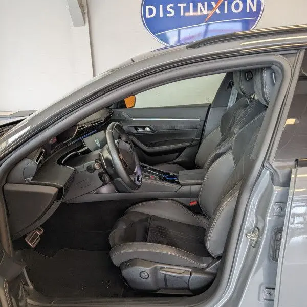 Vue intérieure côté gauche de la Peugeot 508 SW gris selenium 2024, sièges cuir noir et tableau de bord moderne
