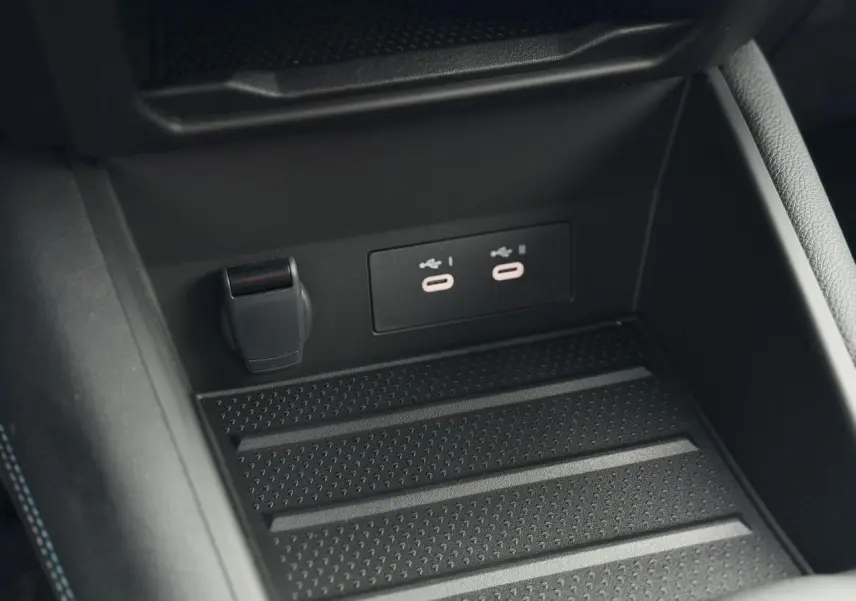 Gros plan sur la console centrale du Renault Captur Bleu Iron, montrant deux ports USB-C et une prise 12V.