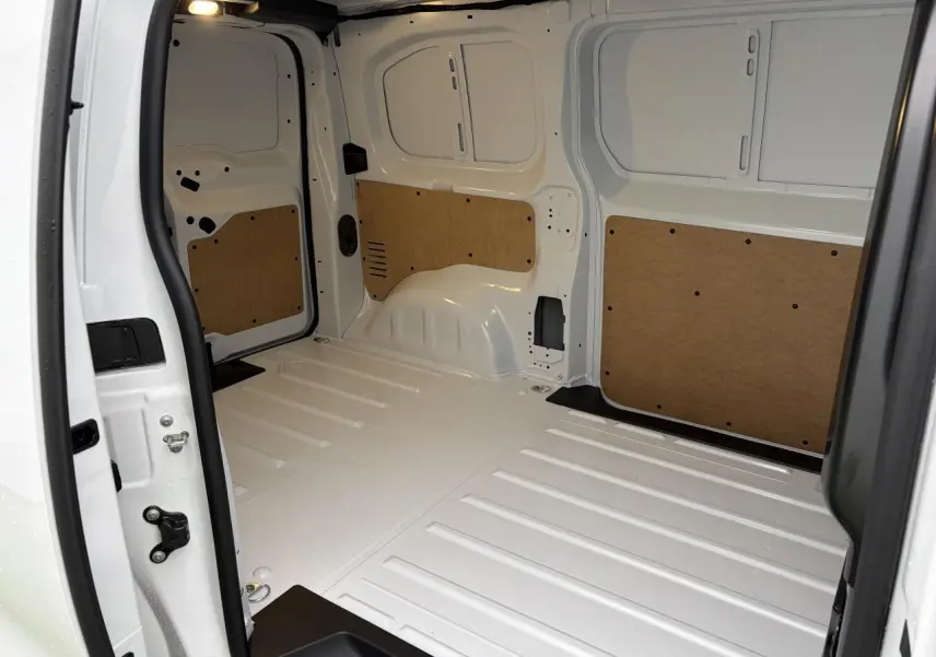 Vue intérieure arrière du fourgon Peugeot Expert blanc Icy, montrant l'espace de chargement avec éclairage LED et panneaux de protection en bois.