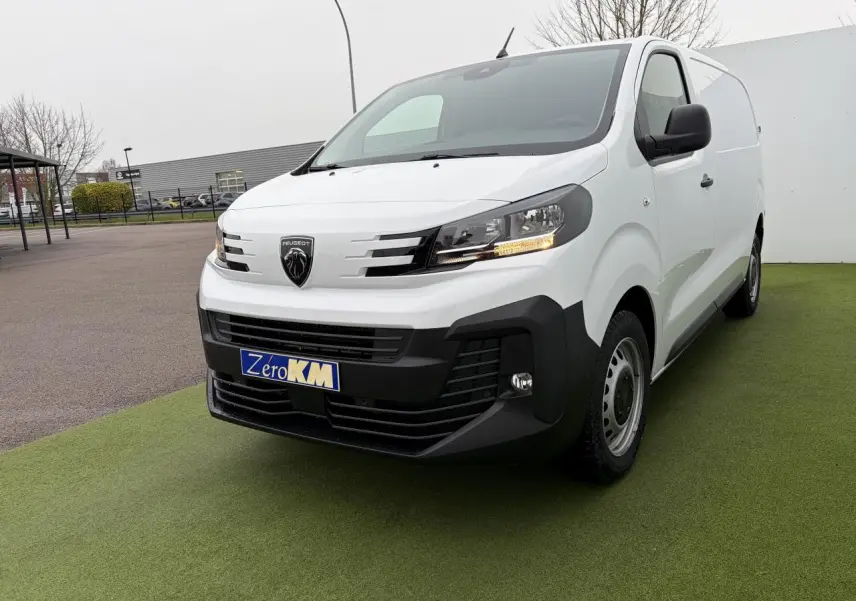 Peugeot Expert Fourgon blanc Icy en 3/4 avant droit, avec calandre noire et jantes tôles grises.