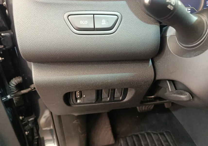 Détail des commandes côté gauche sous le tableau de bord du Renault Kadjar Business Blue dCi 115 EDC gris foncé 2022.