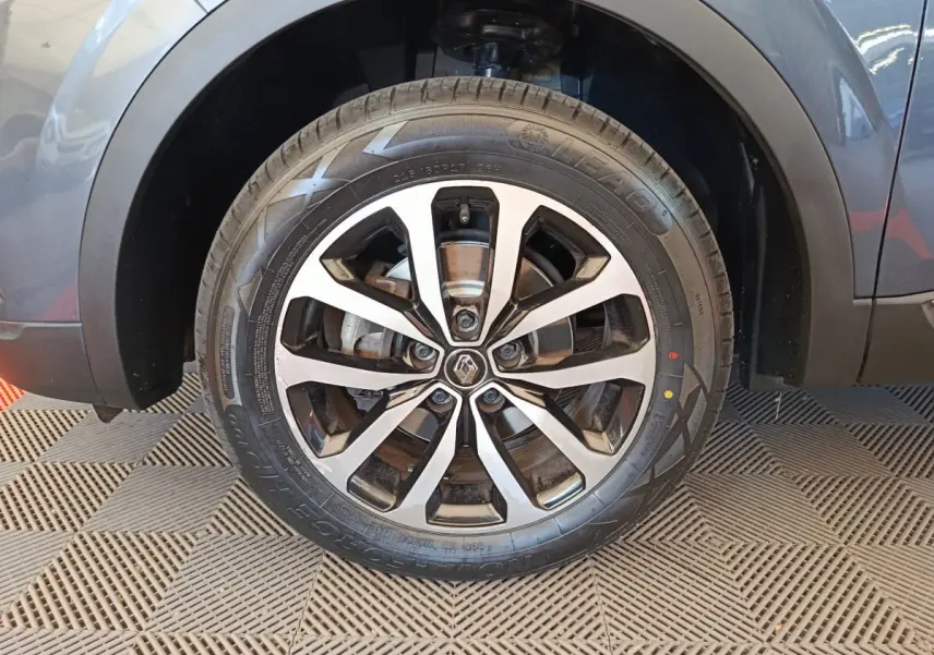 Gros plan sur la roue avant gauche du Renault Kadjar gris foncé, mettant en valeur la jante alliage au design moderne.