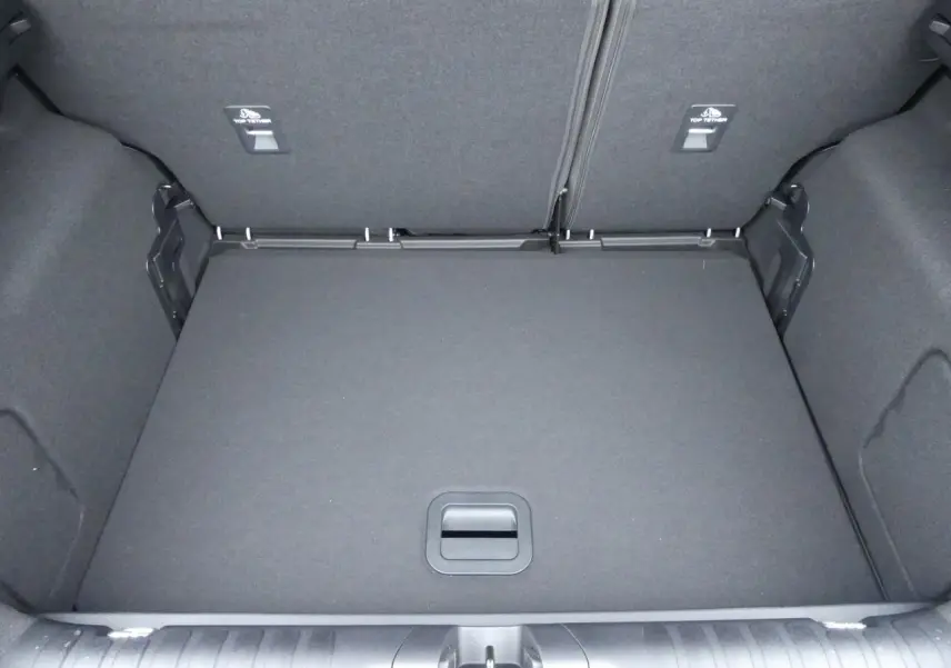 Coffre spacieux et vide du Ford Puma 2025, vue de dessus, revêtement intérieur gris foncé uniforme.