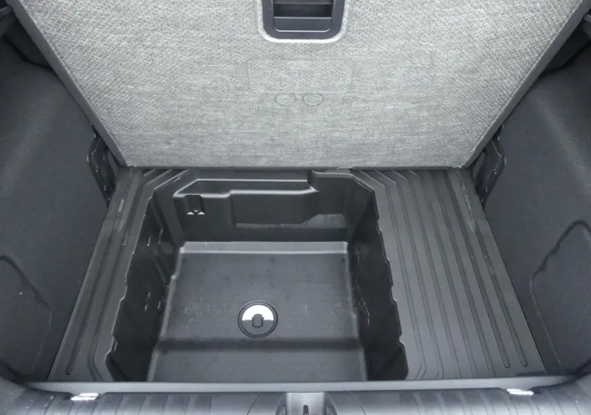 Coffre ouvert vue de dessus du Ford Puma 2025 gris métallisé montrant le compartiment de rangement sous plancher.