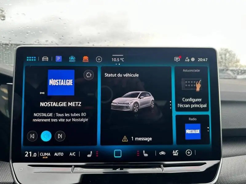 Écran tactile intérieur de la Volkswagen Golf 2.0 TDI 150ch R-Line 2026 avec interface multimédia et statut véhicule.