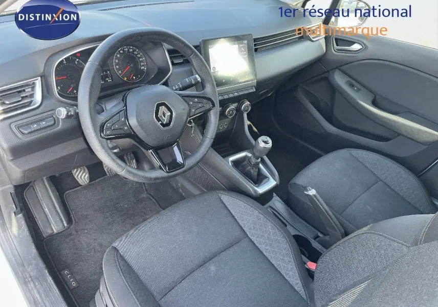 Intérieur de la Renault Clio Société 2020, vue côté conducteur, volant multifonction et console centrale avec écran tactile.