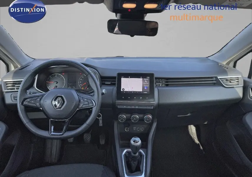 Vue frontale de l'habitacle d'une Renault Clio Société blanche avec tableau de bord moderne et écran tactile central.