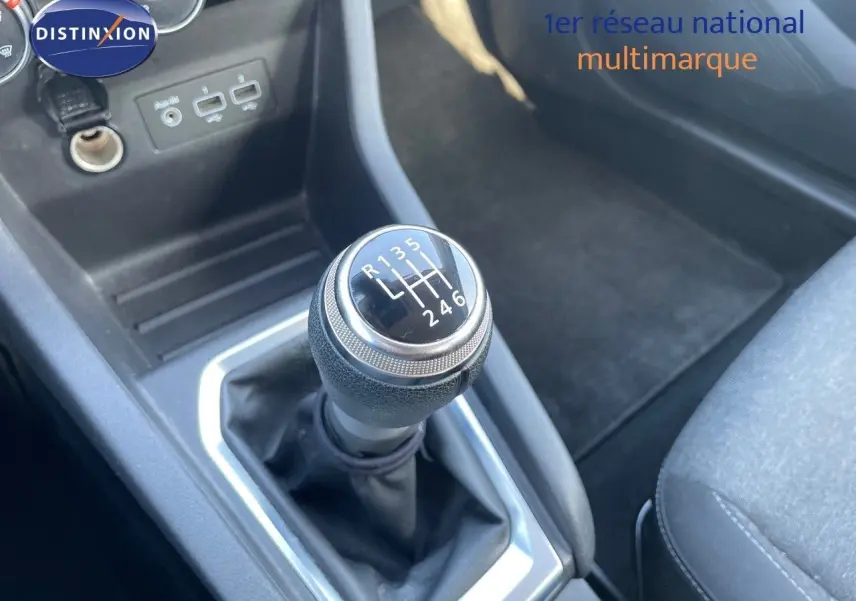 Le levier de vitesse manuel 6 rapports de la Renault Clio Société 2020, avec console noire et sièges gris.