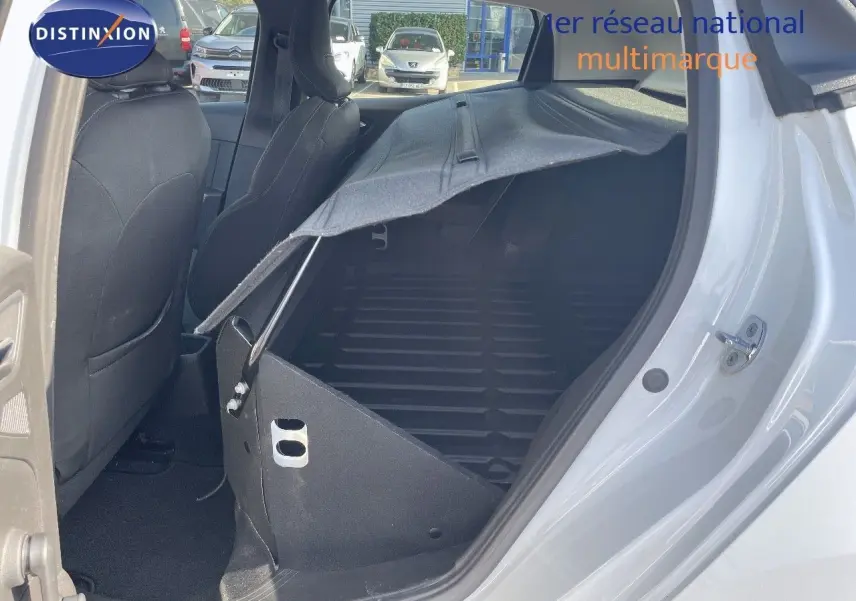 Vue côté droit arrière d'une Renault Clio Société blanche avec banquette rabattue et espace de chargement visible.