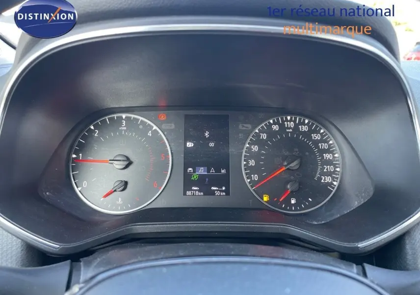 Vue rapprochée du tableau de bord de la Renault Clio Société blanc glacier, affichant compte-tours et vitesse digitale.