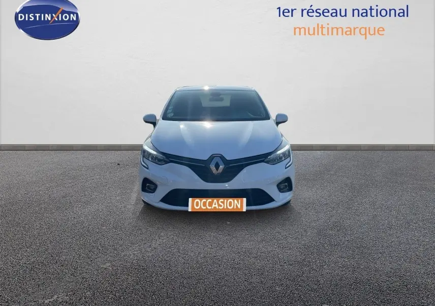 Vue frontale d'une Renault Clio Société blanche Glacier, avec phares LED et plaque "OCCASION" visible.