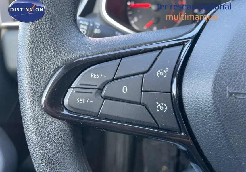 Gros plan sur les commandes du régulateur de vitesse au volant d'une Renault Clio Société blanche Glacier de 2020.