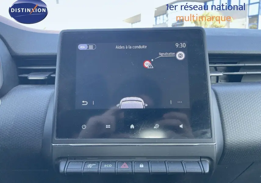 Écran tactile central affichant les aides à la conduite dans l'habitacle d'une Renault Clio Société blanche Glacier.