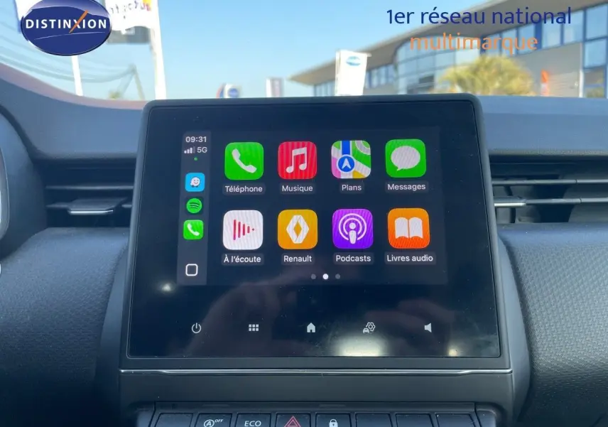 Écran tactile central affichant les applications connectées dans l'habitacle moderne d'une Renault Clio Société blanche.