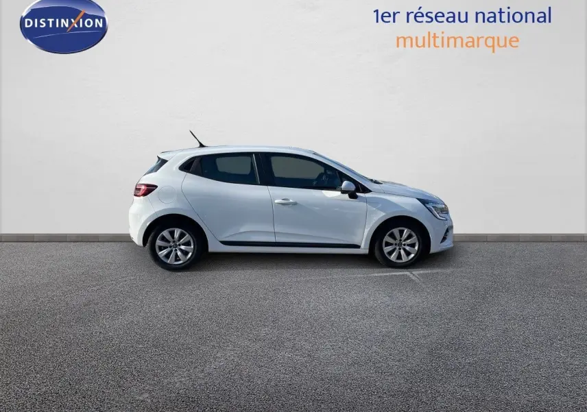 Profil droit d'une Renault Clio Société blanche Glacier de 2020, garée devant un mur blanc avec logo Distinxion.