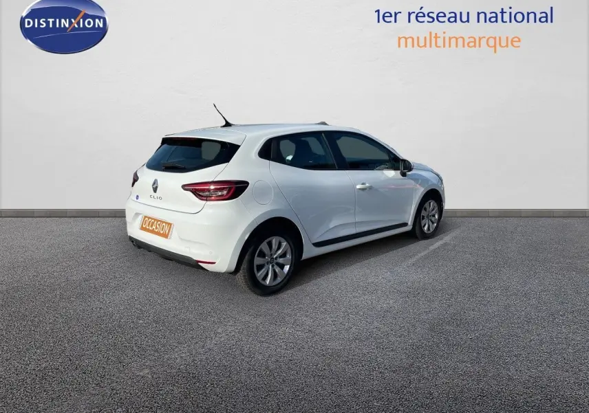 Renault Clio Société blanc glacier vue 3/4 arrière droit sur fond neutre avec feux LED distinctifs.
