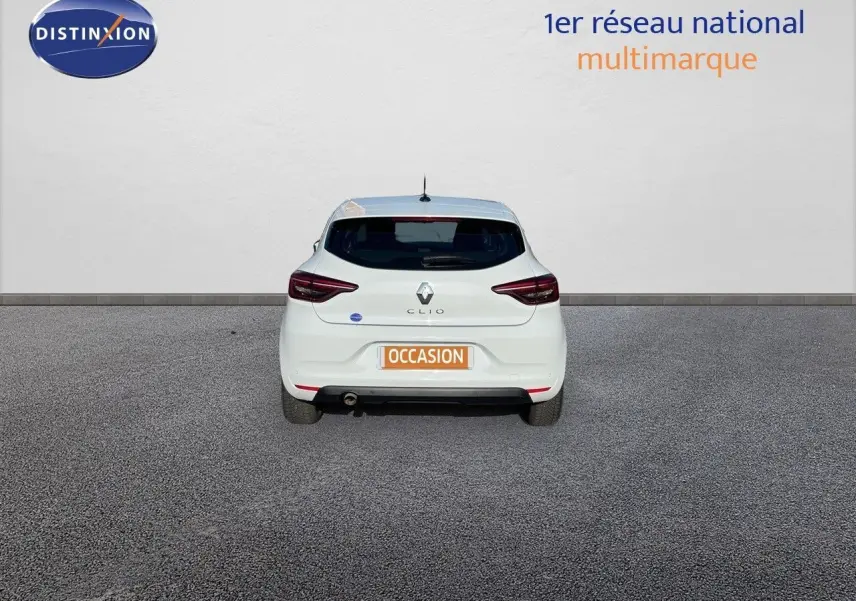 Vue arrière d'une Renault Clio Société blanc glacier 2020 avec feux LED et plaque d'occasion visible.