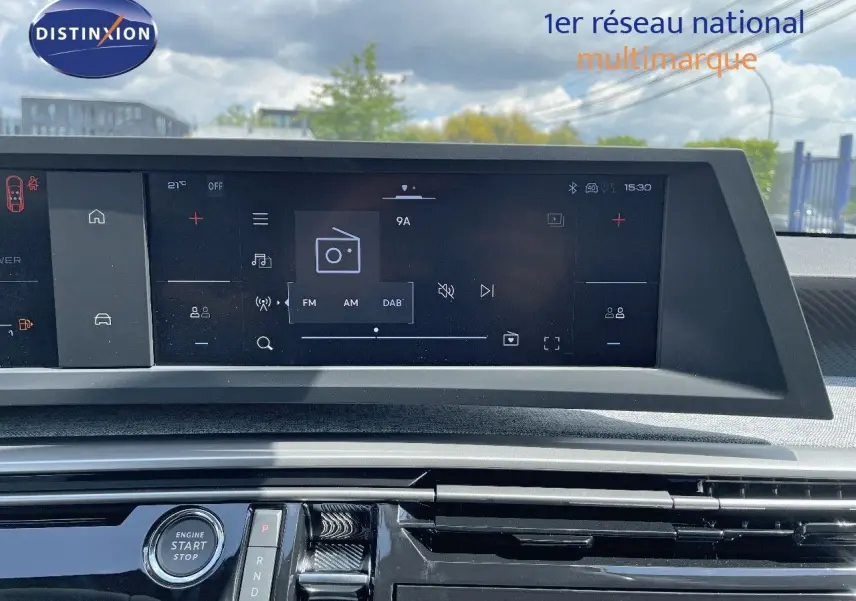 Tableau de bord du Peugeot 3008 Hybrid 136ch Allure 2025 avec écran tactile et bouton start/stop en vue frontale.