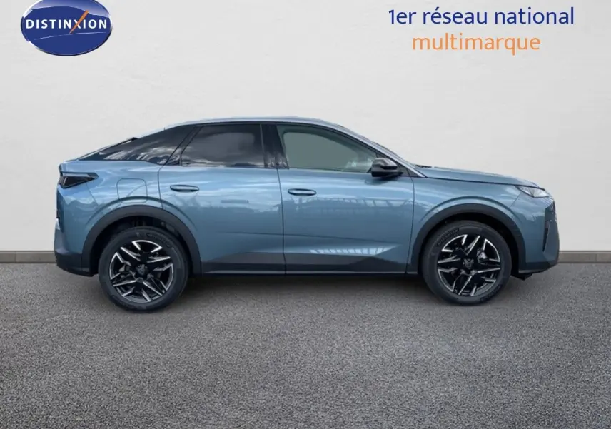 Profil côté gauche du Peugeot 3008 Hybrid 136ch Allure 2025 en bleu Ingaro métal avec jantes noires distinctives.