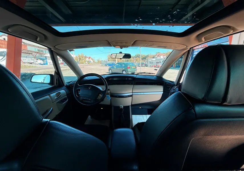 Intérieur du Renault Avantime 3.0 V6 gris, vue avant depuis les sièges arrière avec toit panoramique et tableau de bord clair.