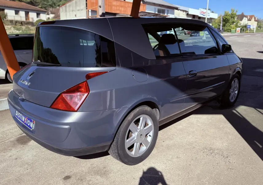 Renault Avantime gris vue 3/4 arrière droit, avec ses lignes anguleuses et vitres teintées caractéristiques.
