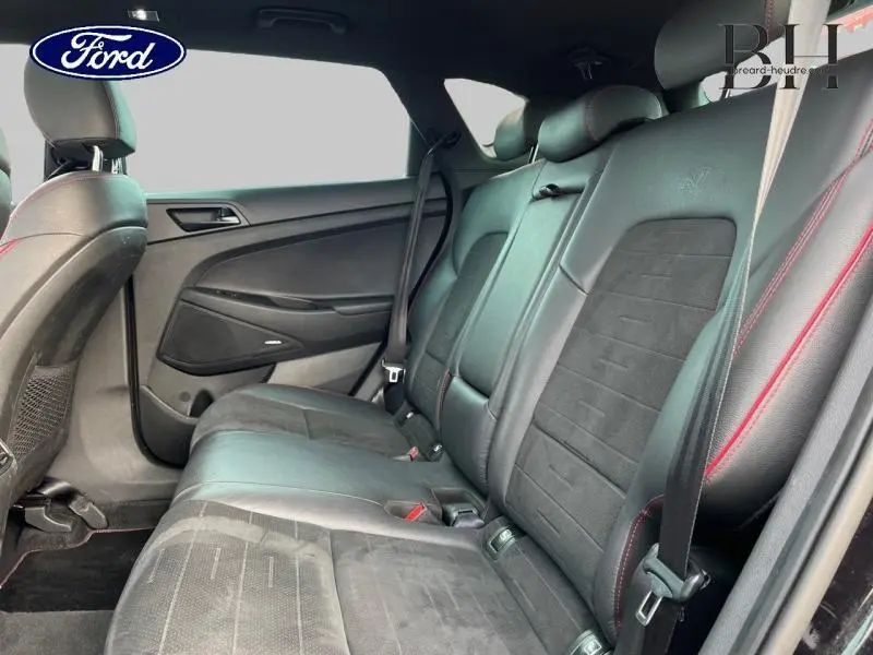 Vue intérieure côté droit des sièges arrière noirs avec surpiqûres rouges du Hyundai Tucson Phantom Black Métal 2020