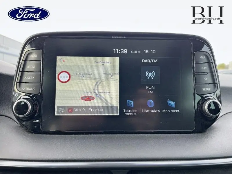 Tableau de bord du Hyundai Tucson Phantom Black Métal 2020 avec écran tactile affichant GPS et radio FM.