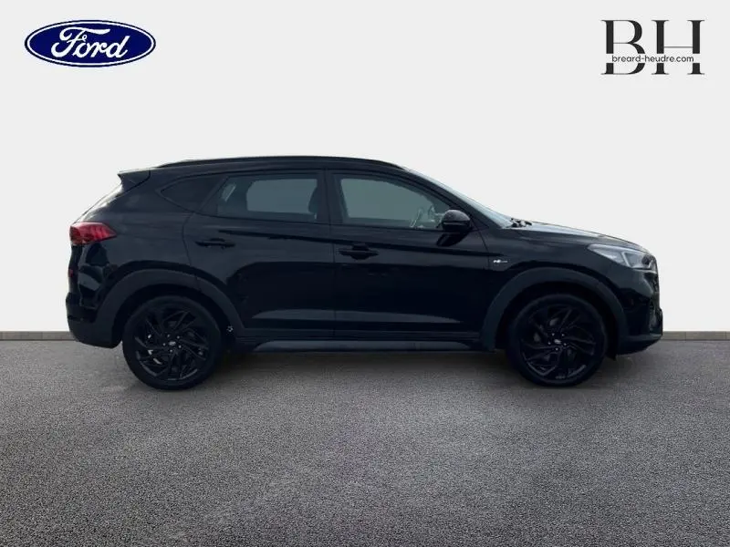 Profil côté gauche du Hyundai Tucson Phantom Black Métal 2020, avec jantes noires et lignes épurées.