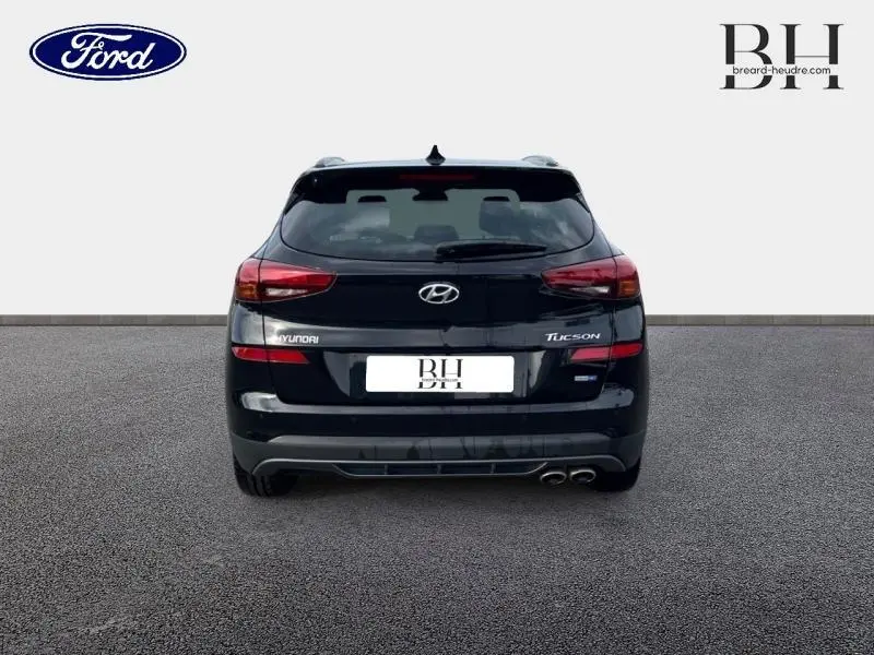 Vue arrière d'un Hyundai Tucson Phantom Black Métal 2020 avec double sortie d'échappement et feux LED distinctifs.