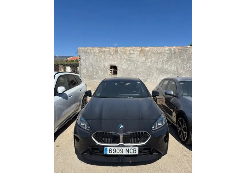 BMW Série 1 118d M Sport noir métal vue de face, calandre M Sport et phares LED visibles