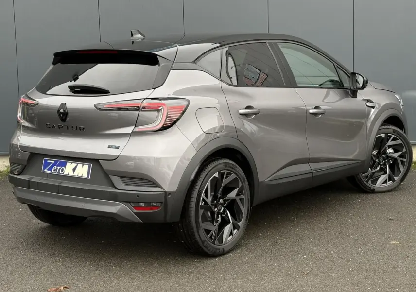 Vue 3/4 arrière droite du Renault Captur gris Cassiopée avec toit noir étoilé et jantes aluminium 19 pouces.