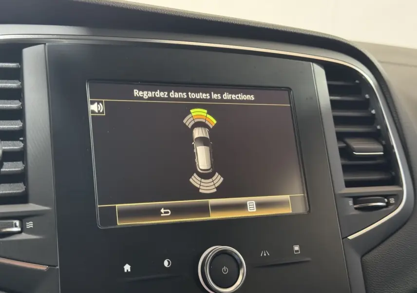 Écran tactile central de la Renault Mégane Business gris clair affichant l'alerte de détection d'obstacles.