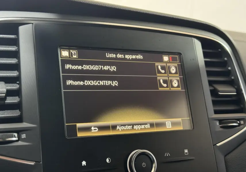 Écran tactile central de la Renault Mégane Business gris clair, affichant la liste des appareils Bluetooth connectés.