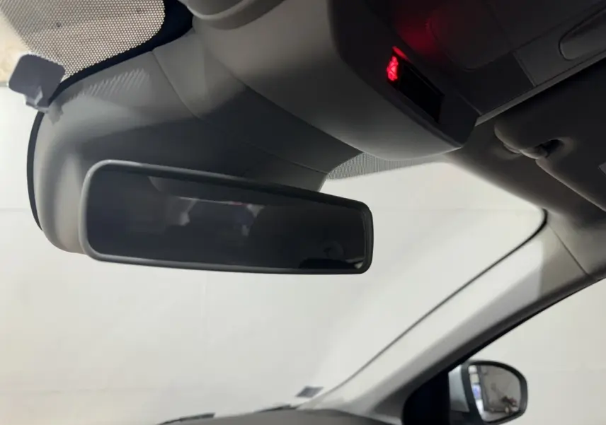 Vue intérieure centrée sur le rétroviseur intérieur et le plafond gris clair de la Renault Mégane Business 2019.