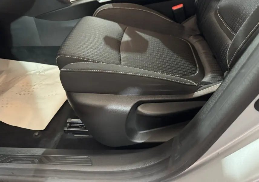 Vue rapprochée du siège avant droit gris foncé de la Renault Mégane Business 2019 avec réglage manuel en hauteur.