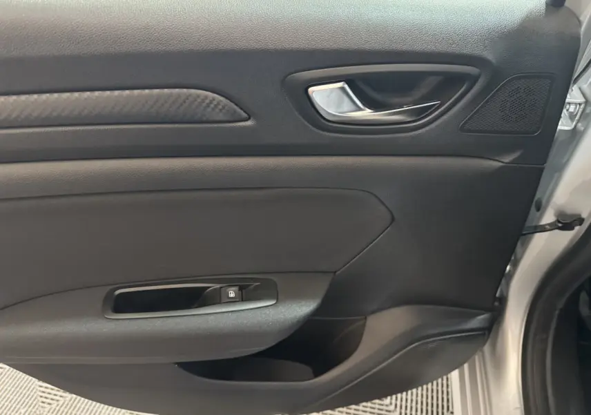 Vue intérieure côté gauche de la porte avant gris clair d'une Renault Mégane Business avec poignée argentée et bouton de verrouillage.