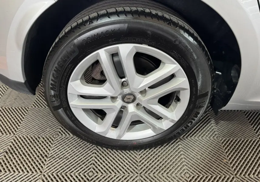 Gros plan sur la roue avant gauche grise d'une Renault Mégane Business TCe 140 avec jante alliage et pneu Michelin.