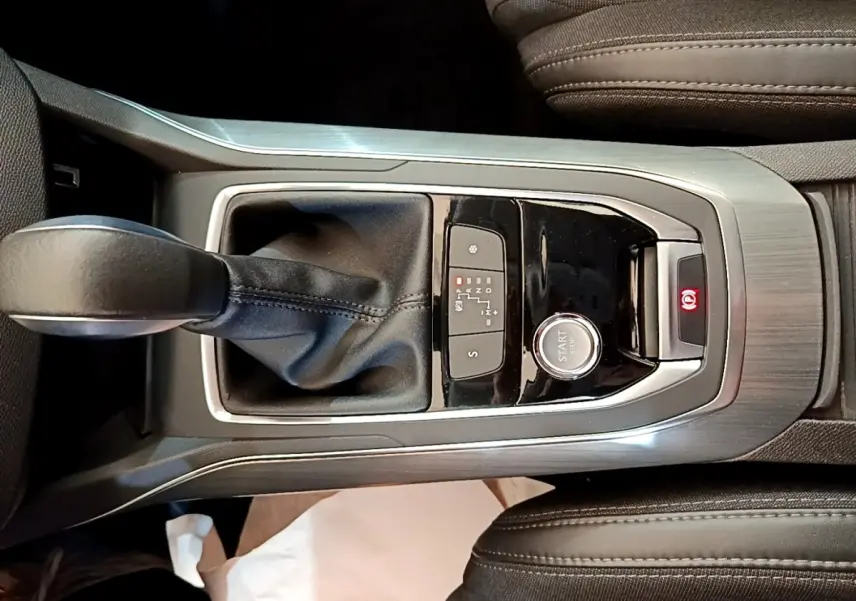 Vue plongeante sur la console centrale avec levier de vitesse et bouton démarrage de la Peugeot 308 blanche 2017.