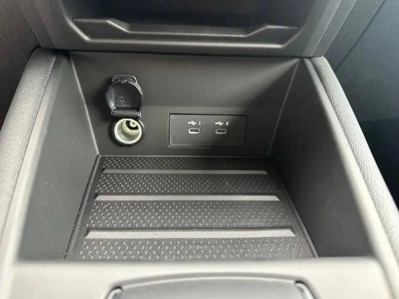 Vue rapprochée de la console centrale du Renault Captur 2026, montrant prise 12V et deux ports USB-C noirs.